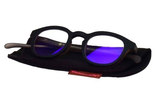 Lesebrille mit Blaulichtfilter Klammeraffe no. 14 black mud Produktbild auf Etui
