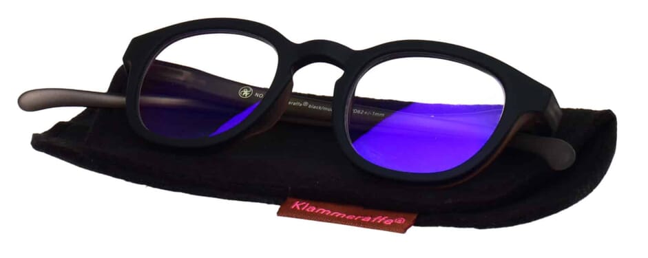 Blaufilter-Lesebrille-Klammeraffe-14-auf-Etui-black-mud Lesebrille mit Blaulichtfilter Klammeraffe no. 14 black mud Produktbild auf Etui