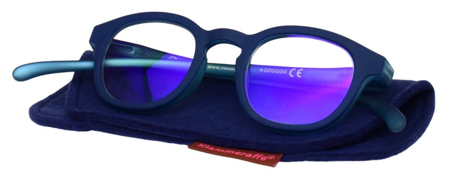 Blaufilter-Lesebrille-Klammeraffe-14-auf-Etui-blue-blue Lesebrille mit Blaulichtfilter 90% Klammeraffe no. 14 blue Produktbild auf Etui