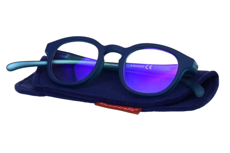 Blaufilter-Lesebrille-Klammeraffe-14-auf-Etui-blue-blue Lesebrille mit Blaulichtfilter 90% Klammeraffe no. 14 blue Produktbild auf Etui