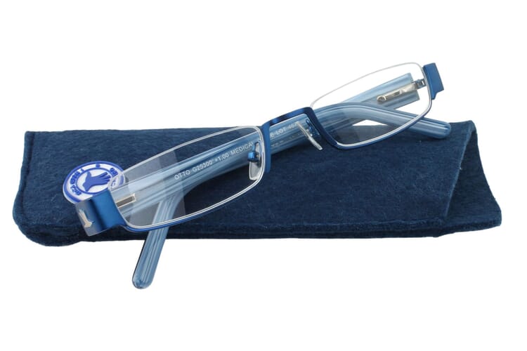 I Need You Halbrand Lesebrille Otto blau auf Etui I Need You Halbrand Lesebrille Otto blau Produktbild auf Etui
