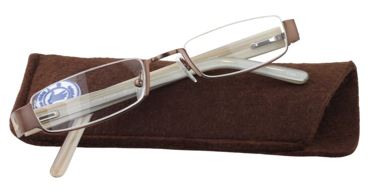 I Need You Halbrand Lesebrille Otto braun auf Etui I Need You Halbrand Lesebrille Otto braun Produktbild auf Etui
