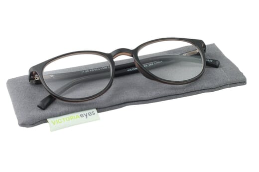 Lesebrille Victoria Linda schwarz auf Etui Produktbild