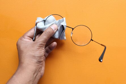 Brille putzen