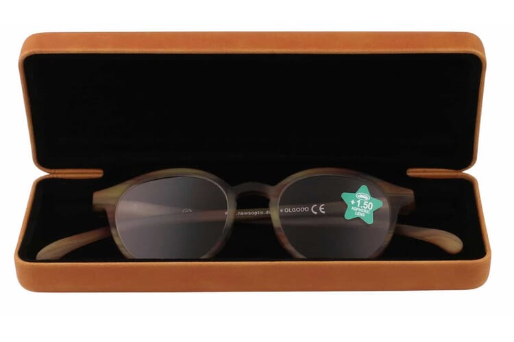 Klammeraffe-Etui-braun-offen-mit-Brille Klammeraffe Etui braun offen mit Brille