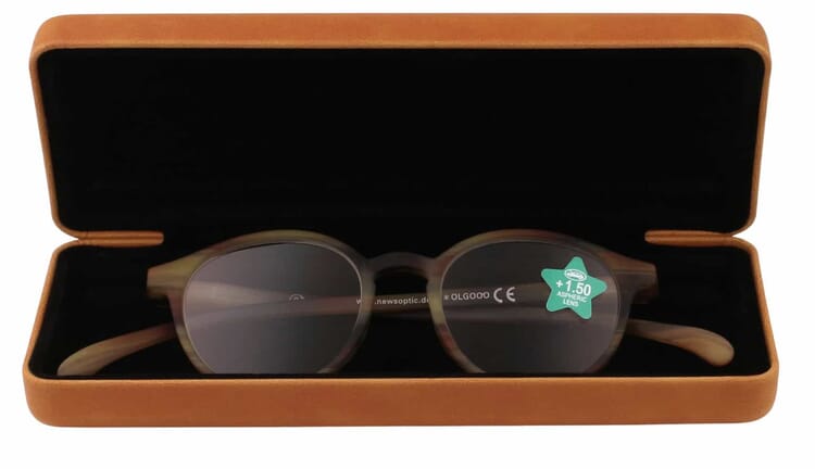 Klammeraffe-Etui-braun-offen-mit-Brille Klammeraffe Etui braun offen mit Brille
