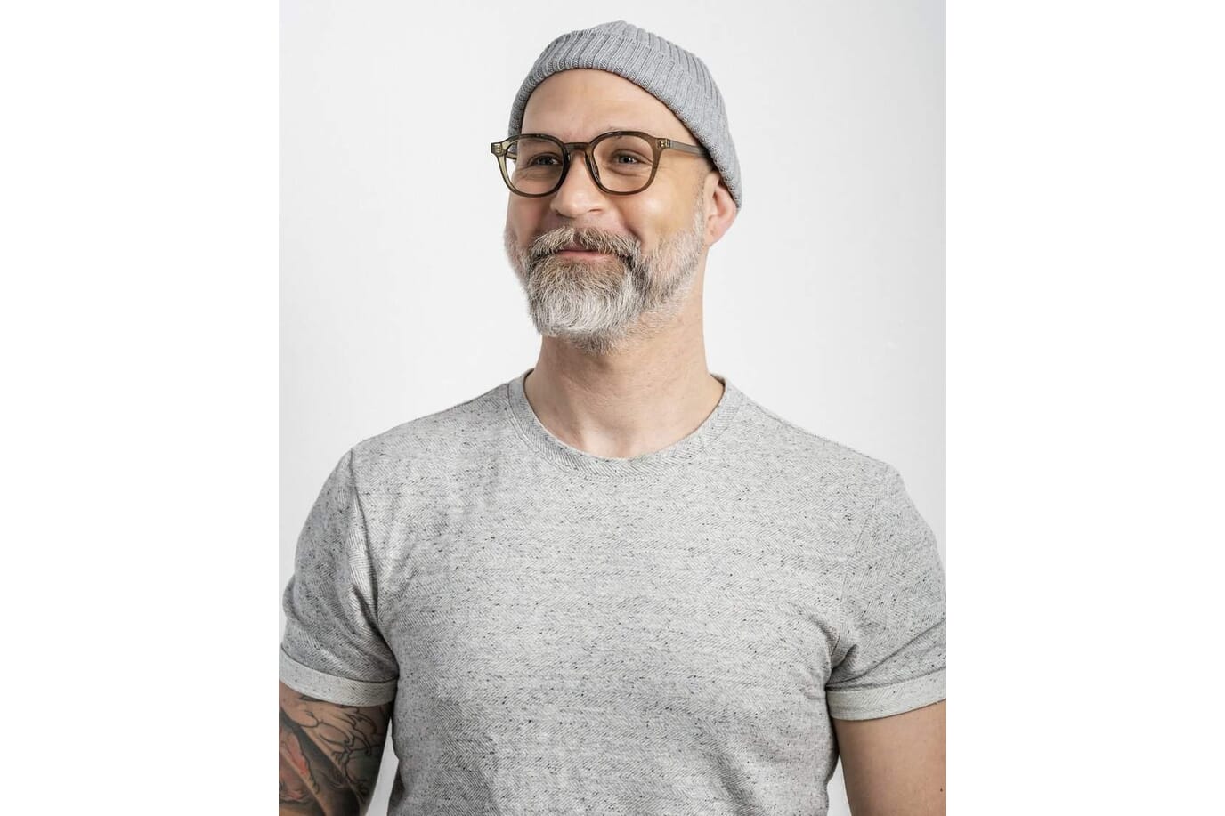 DARBY-RAUCHGRAU-TRANSPARENT-tragebild Darby Blaulichtfilter Brille Rauchgrau transparent