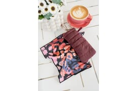 049_Johans09_2025 Brillenetui Puffy Bag BORDEAUXROT