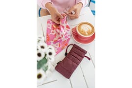 056_Johans09_2025 Brillenetui Puffy Bag BORDEAUXROT