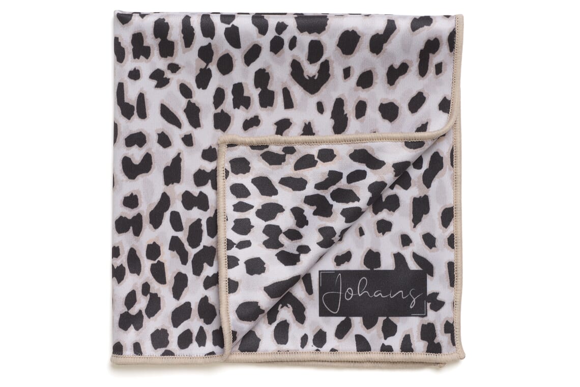 Johans-Tuch- 08.24 Low_07 Brillen- und Displaytuch LEO GREY