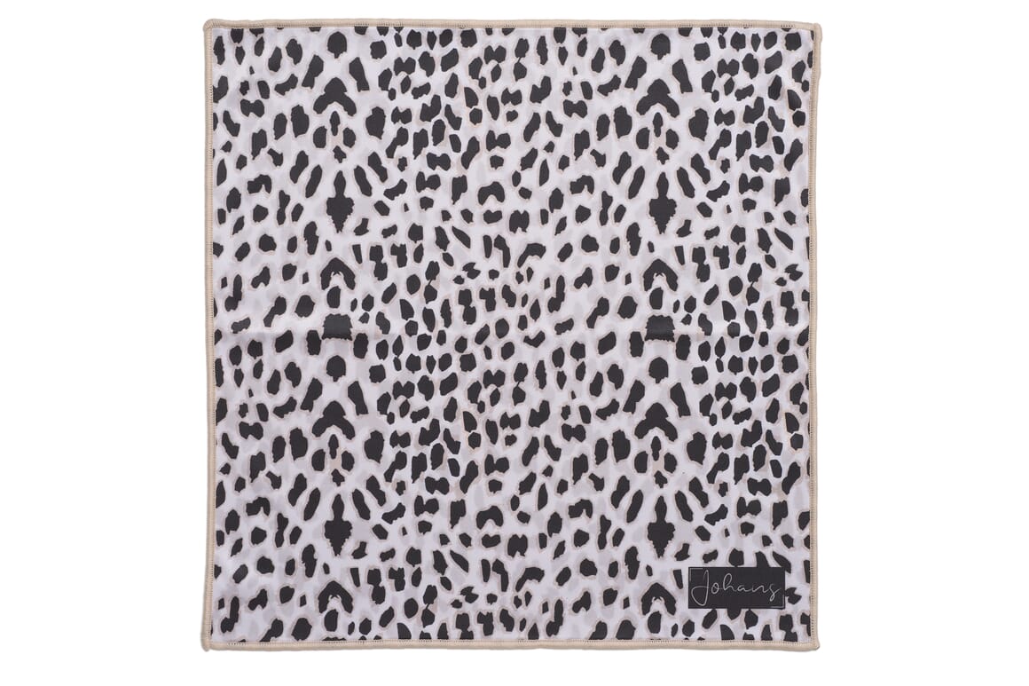 Johans-Tuch- 08.24 Low_08 Brillen- und Displaytuch LEO GREY