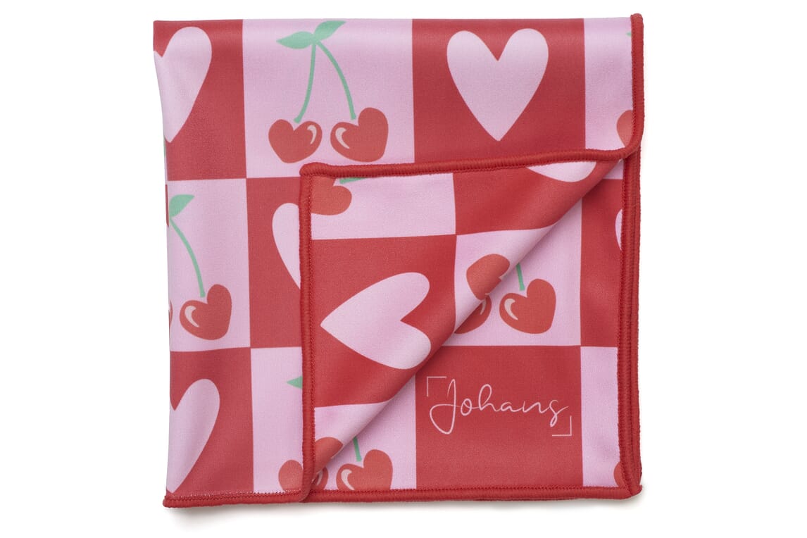 Johans-Tuch-Cherry-Love-gefaltet Brillen- und Displaytuch CHERRY LOVE