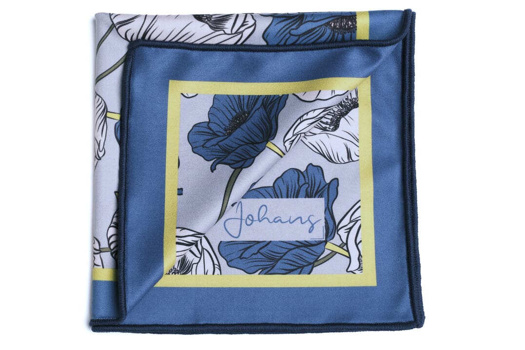 Johans-Tuch_MOHN-gefaltet Glasses and display cloth MOHN