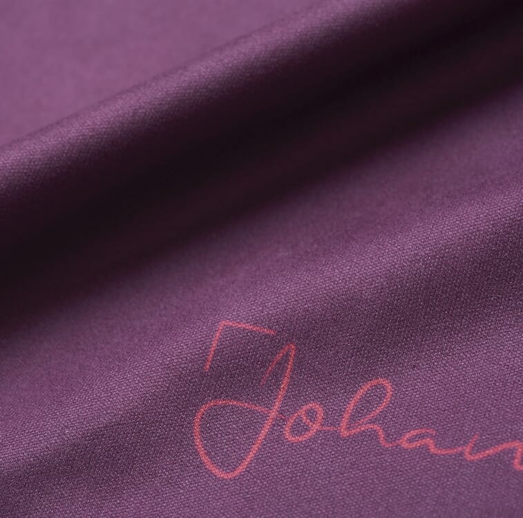 Johans_Tuch-Bordeauxrot-detail Brillen- und Displaytuch BORDEAUXROT