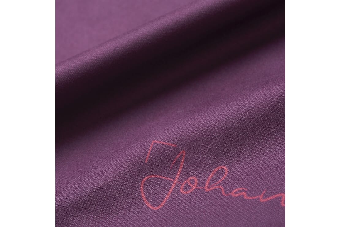 Johans_Tuch-Bordeauxrot-detail Brillen- und Displaytuch BORDEAUXROT