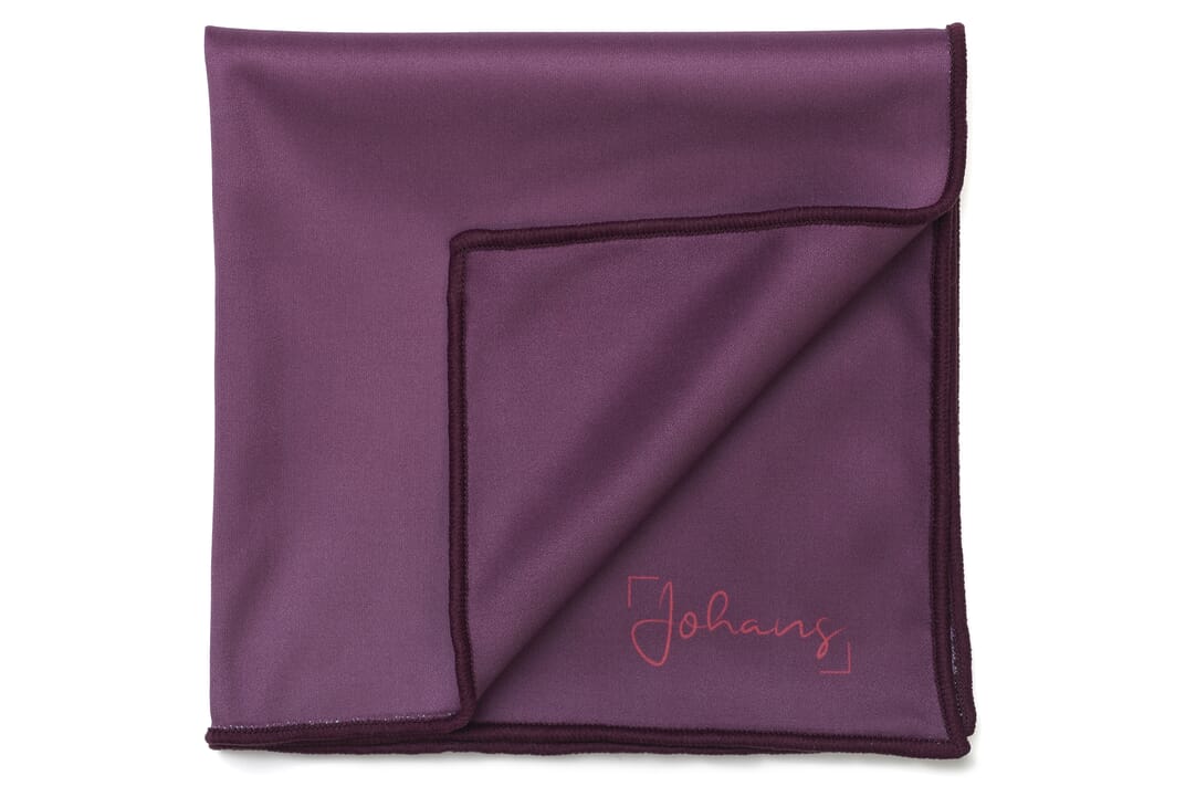 Johans_Tuch-Bordeauxrot-gefaltet Brillen- und Displaytuch BORDEAUXROT