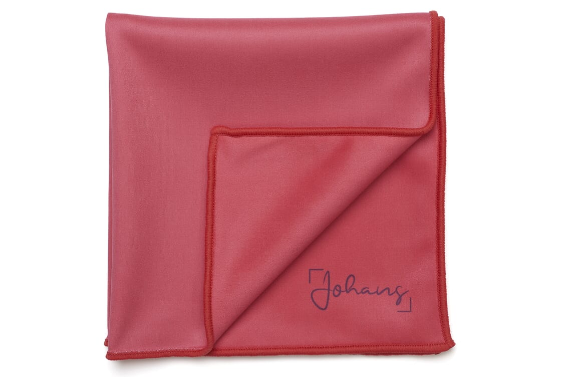 Johans_Tuch-Hibiskusrot-gefaltet Brillen- und Displaytuch HIBISKUSROT