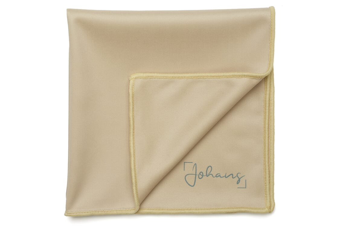 Johans_Tuch-sandgelb-gefaltet Brillen- und Displaytuch SANDGELB
