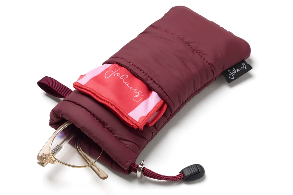 Johans_Tuch_2503_Web_34 Brillenetui Puffy Bag BORDEAUXROT